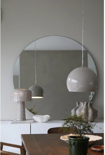 Szarobeżowa lampa stołowa z metalowym kloszem (wysokość 38 cm) Verbera – Markslöjd