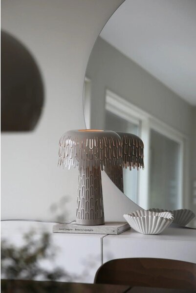 Szarobeżowa lampa stołowa z metalowym kloszem (wysokość 38 cm) Verbera – Markslöjd