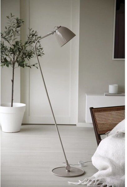 Szarobeżowa lampa stojąca z metalowym kloszem (wysokość 130 cm) Tilt – Markslöjd