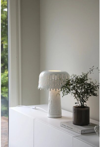 Biała lampa stołowa z metalowym kloszem (wysokość 38 cm) Verbera – Markslöjd