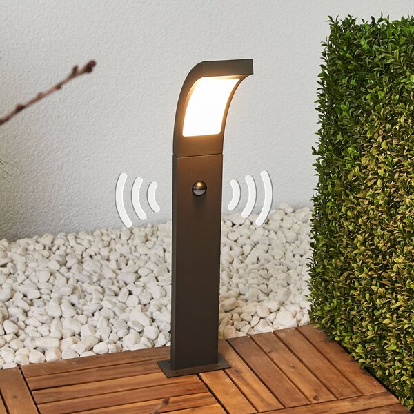 Lucande słupek oświetleniowy LED Juvia, 60 cm, czujnik ruchu, IP54 Juvia, czarny, aluminium, nowoczesny