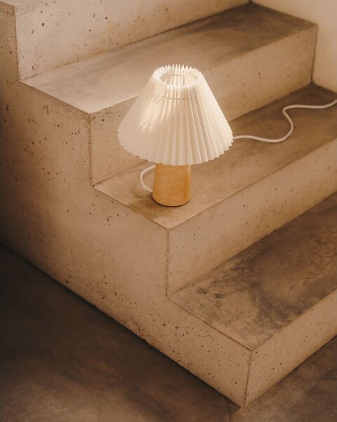 Beżowo-naturalna lampa stołowa z litego drewna kauczukowego z tekstylnym kloszem (wysokość 33 cm) Benicarlo – Kave Home