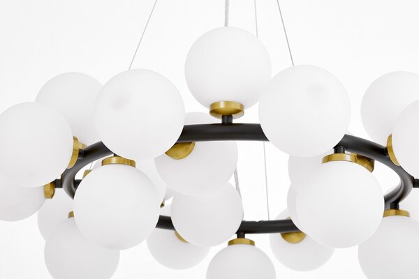 LAMPA WISZĄCA NOWOCZESNA CZARNO-MOSIĘŻNA BIAŁE KULE MARSIADA 25