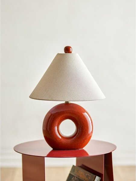 Czerwona/kremowa lampa stołowa ceramiczna z tekstylnym kloszem (wysokość 42 cm) Panja – Bloomingville