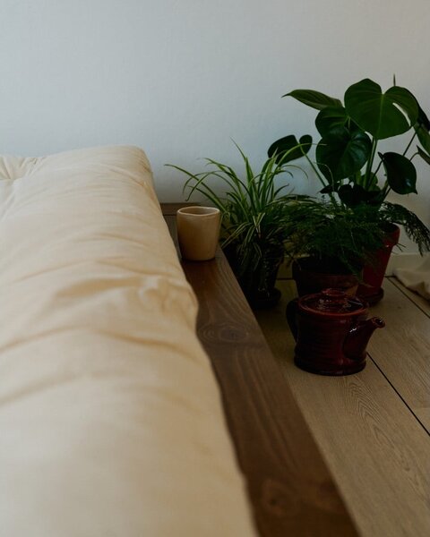 Brązowe łóżko jednoosobowe z litego drewna sosnowego ze stelażem 120x200 cm Japan – Karup Design