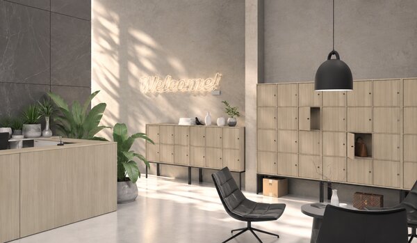 Szafa biurowa FRAME, niska, podstawa biała, 6x drzwi, 1299 x 450 x 1331 mm, zamek cylindryczny, dąb naturalny