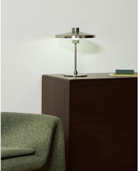 Lampa stołowa w kolorze srebra z metalowym kloszem (wysokość 32,5 cm) Nuvira – Kave Home