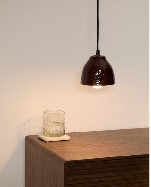 Czerwona lampa wisząca z ceramicznym kloszem Drava – Kave Home