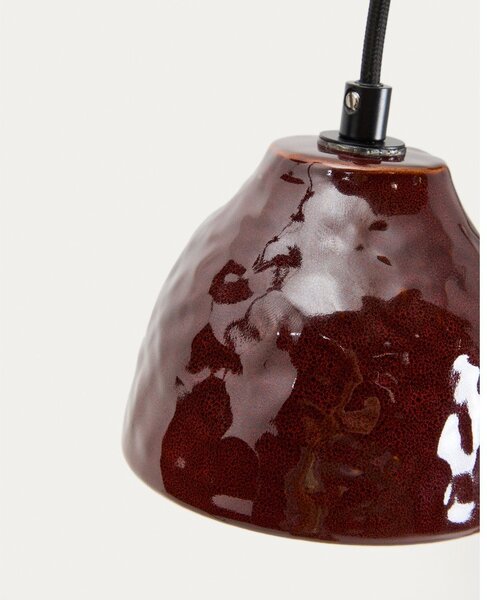 Czerwona lampa wisząca z ceramicznym kloszem Drava – Kave Home