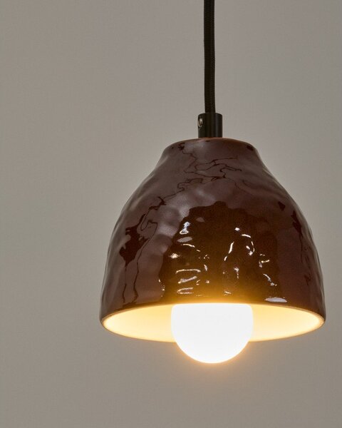 Czerwona lampa wisząca z ceramicznym kloszem Drava – Kave Home
