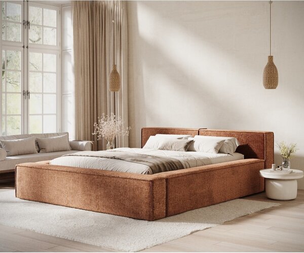 Pomarańczowe tapicerowane łóżko dwuosobowe ze schowkiem i stelażem 140x200 cm Voliera – Maison de Rêve