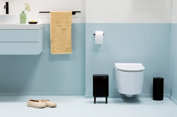 Stalowy kosz na śmieci w kolorze matowej czerni 4 l Bo Hi – Brabantia