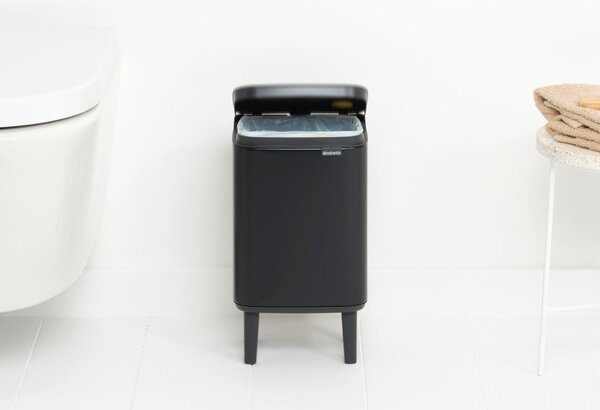 Stalowy kosz na śmieci w kolorze matowej czerni 4 l Bo Hi – Brabantia