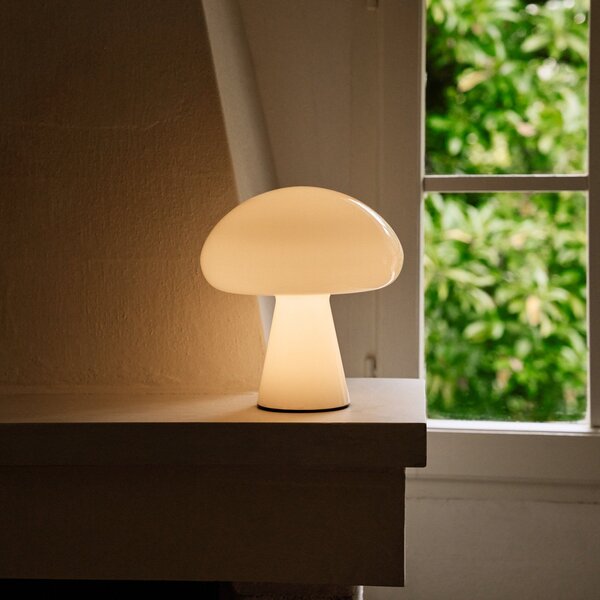 Zewnętrzna Lampa GUBI, Obello, ściemnialny, biały, taras, szkło, design