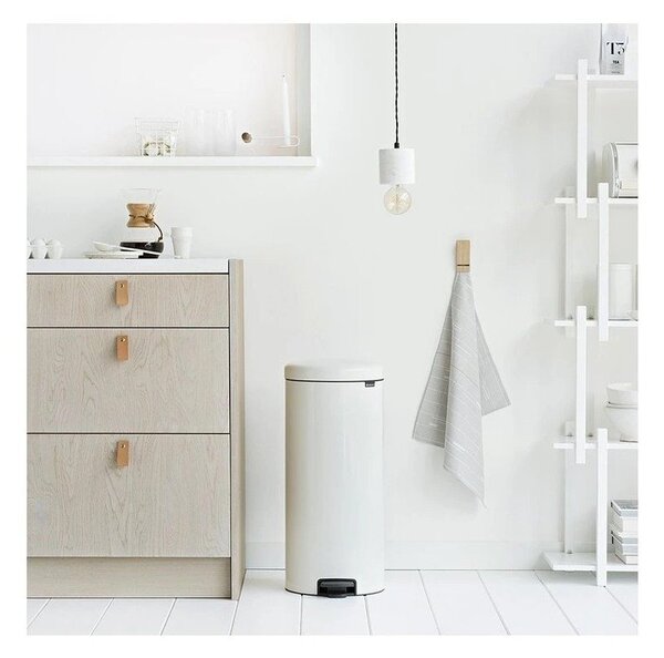 Biały stalowy kosz na śmieci z pedałem 30 l NewIcon – Brabantia