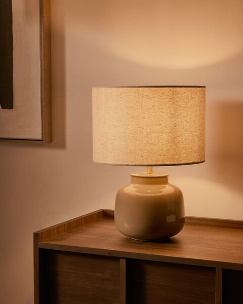 Beżowa lampa stołowa ceramiczna z tekstylnym kloszem (wysokość 40 cm) Tay – Kave Home
