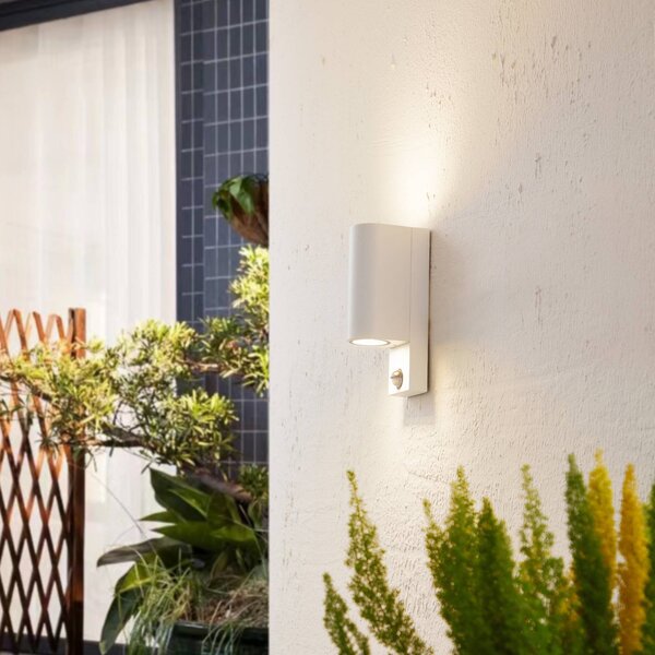 Lampa zewnętrzna z czujnikiem ruchu Tetje PRIOS, możliwość ściemniania, biały / opal, aluminium, nowoczesny