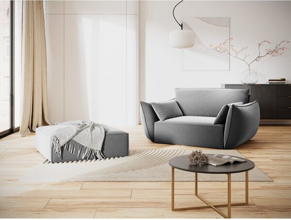 Jasnoszary aksamitny podnóżek Vanda – Mazzini Sofas