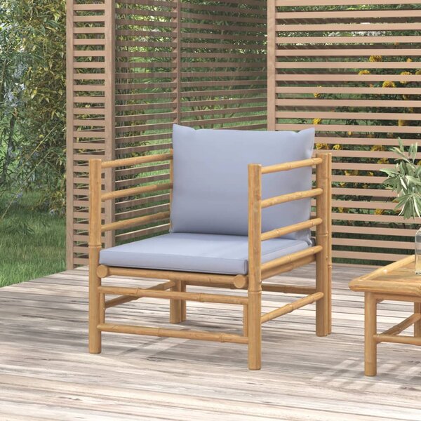Sofa ogrodowa z jasnoszarymi poduszkami, bambusowa