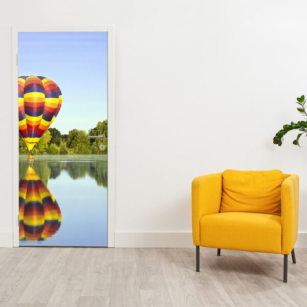 Fototapeta na drzwi - Balon na ogrzane powietrze na jeziorze (95x205cm)