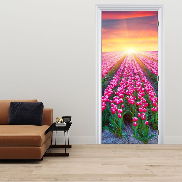 Fototapeta na drzwi - Pole tulipanów ze słońcem (95x205cm)