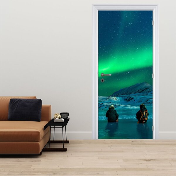 Fototapeta na drzwi - Ludzie w pobliżu zorzy polarnej (95x205cm)