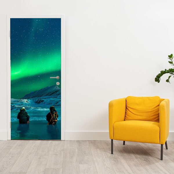 Fototapeta na drzwi - Ludzie w pobliżu zorzy polarnej (95x205cm)