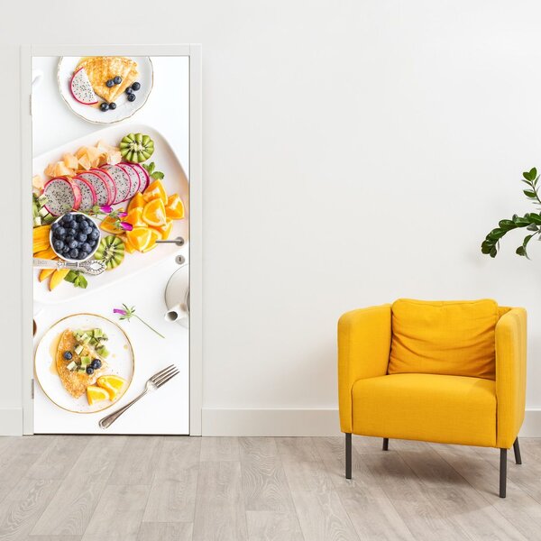 Fototapeta na drzwi - Talerze z owocami na stole (95x205cm)