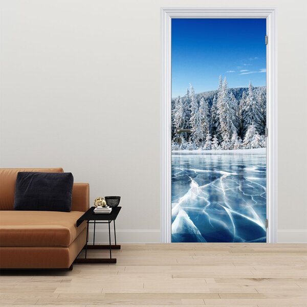 Fototapeta na drzwi - Zamarznięte jezioro i ośnieżone drzewa (95x205cm)