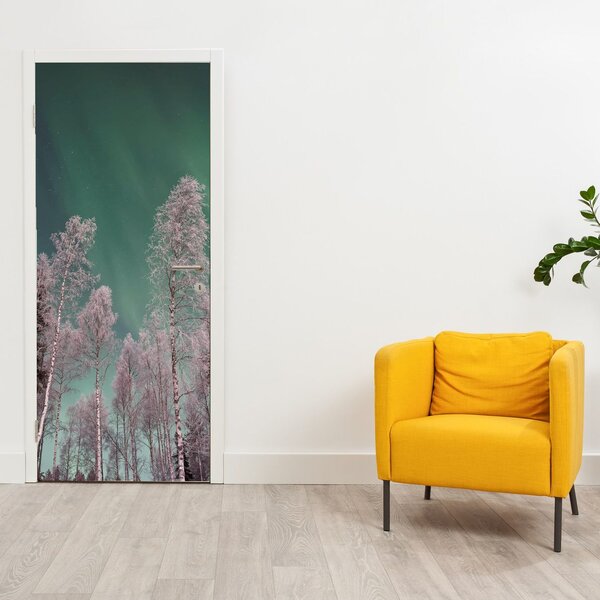 Fototapeta na drzwi - Zorza polarna nad zamarzniętymi drzewami (95x205cm)