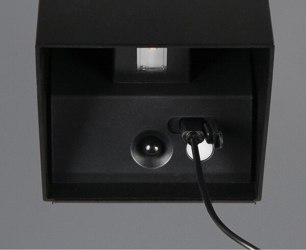 Lampa zewnętrzna ścienna LED z czujnikiem ruchu na USB (wysokość 10 cm) Genie – Reality