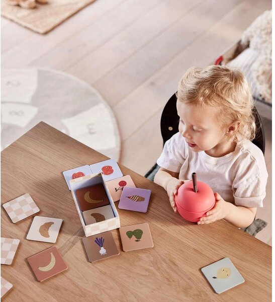 Czerwony silikonowy kubek dla dzieci Apple – OYOY Mini