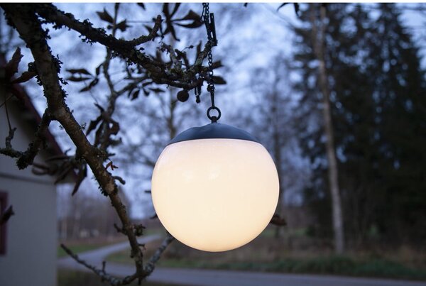 Wisząca solarna lampa ogrodowa Star Trading Globus, ø 20 cm