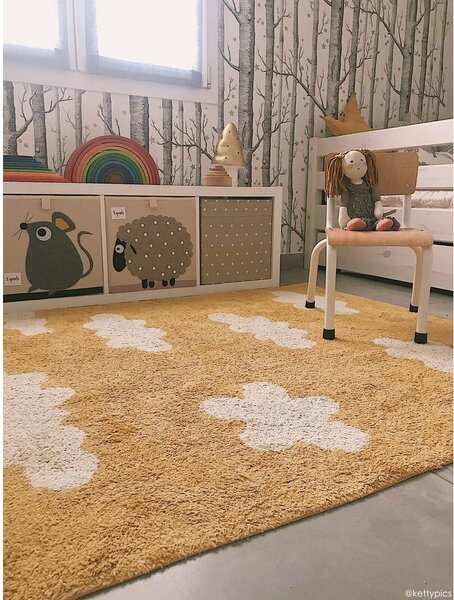 Musztardowy bawełniany dywan dziecięcy tkany ręcznie odpowiedni do prania 120x160 cm Clouds Mustard – Lorena Canals