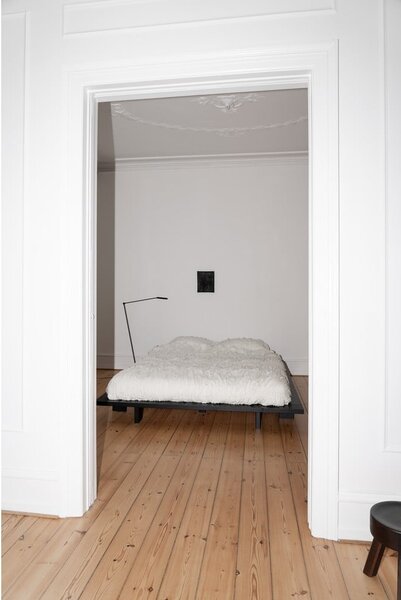 Czarne podwójne łóżko z drewna sosnowego z rusztem 140x200 cm Japan - Karup Design