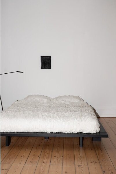 Czarne podwójne łóżko z drewna sosnowego z rusztem 140x200 cm Japan - Karup Design
