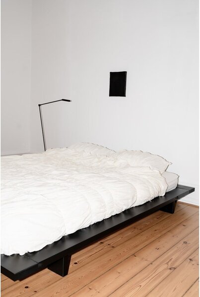 Czarne podwójne łóżko z drewna sosnowego z rusztem 140x200 cm Japan - Karup Design
