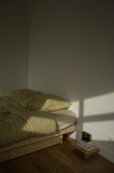 Naturalne łóżko dwuosobowe z litego drewna sosnowego ze schowkiem i stelażem 160x200 cm Kanso – Karup Design