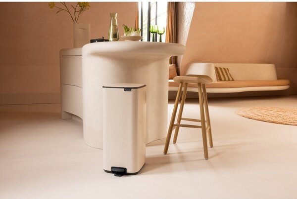 Beżowy stalowy kosz na śmieci z pedałem 30 l Bo – Brabantia