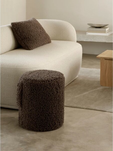 Ciemnobrązowy puf z materiału bouclé Teddy – Blomus