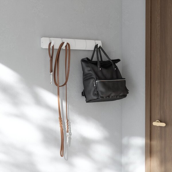Wieszak ścienny z litego drewna sosnowego w matowym białym kolorze 51 cm Flip – Umbra