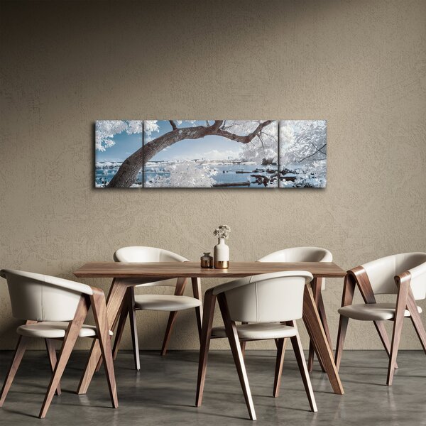 Obraz ośnieżonego drzewa nad wodą (170x50 cm)