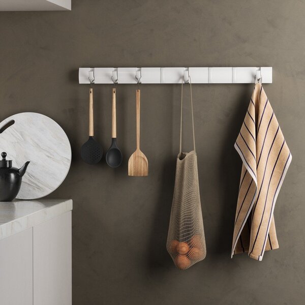 Wieszak ścienny z litego drewna sosnowego w matowym białym kolorze 81 cm Flip – Umbra