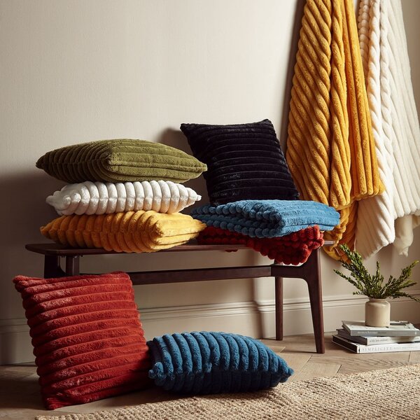 Kremowy koc z mikropluszu 130x170 cm Cosy Ribbed – Catherine Lansfield