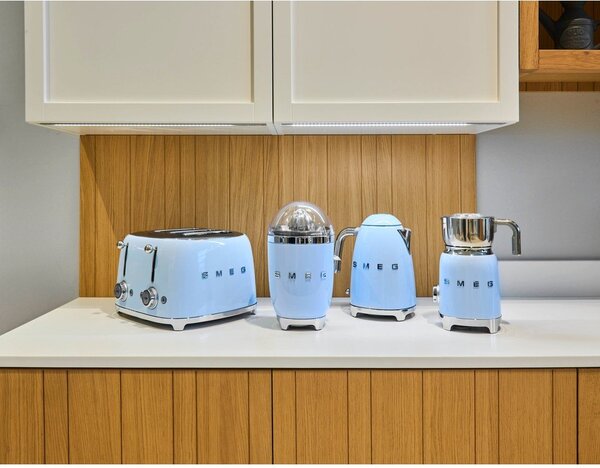 Jasnoniebieski czajnik elektryczny 1,7 l 50's Retro Style – SMEG