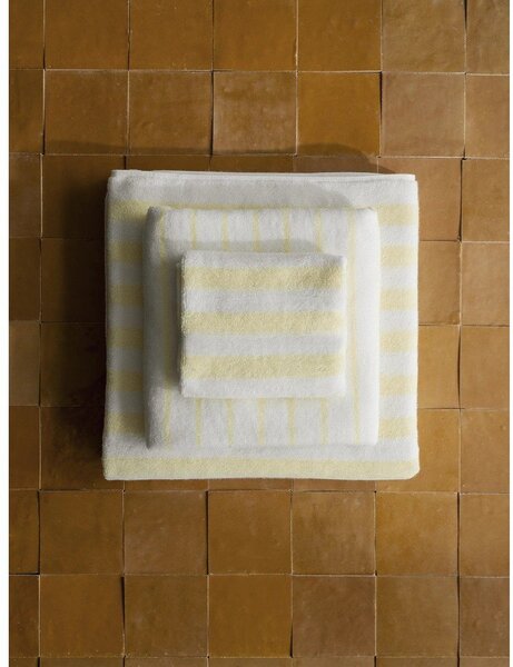 Jasnożółto-biały ręcznik kąpielowy z bawełny organicznej frotte 70x140 cm Arto – Blomus