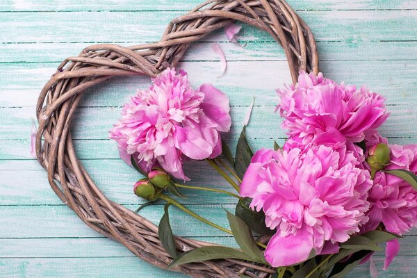 Obraz peonie na drewnianym sercu