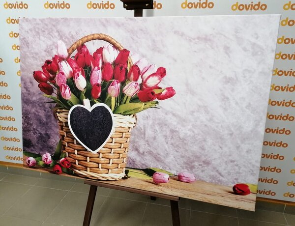 Obraz czerwone tulipany w drewnianym koszu