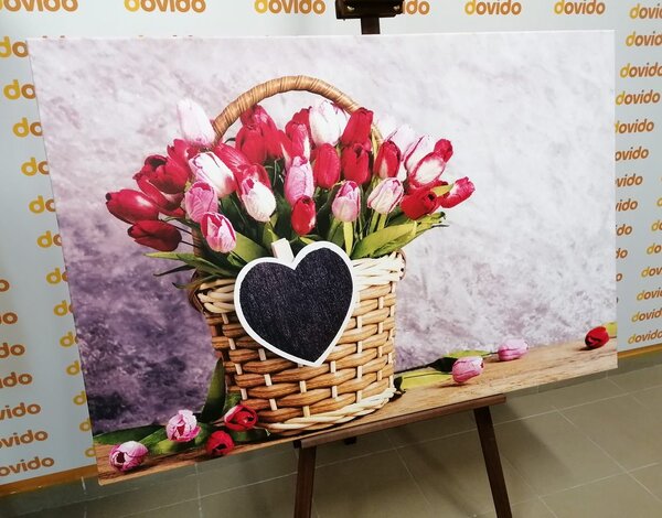 Obraz czerwone tulipany w drewnianym koszu