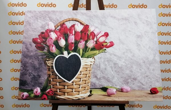 Obraz czerwone tulipany w drewnianym koszu